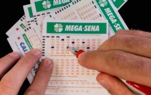 Leia mais sobre o artigo Mega-Sena acumula e próximo sorteio deve pagar R$ 165 milhões