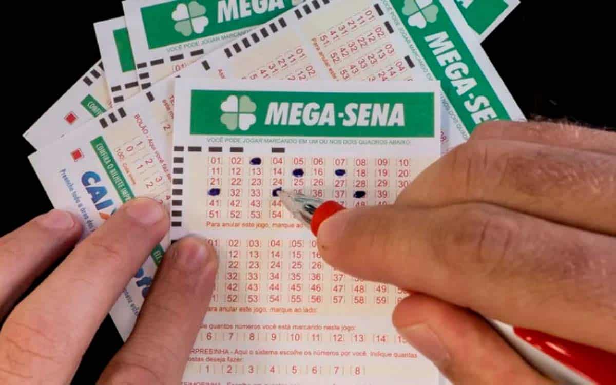 Você está visualizando atualmente Mega-Sena acumula e próximo sorteio deve pagar R$ 165 milhões
