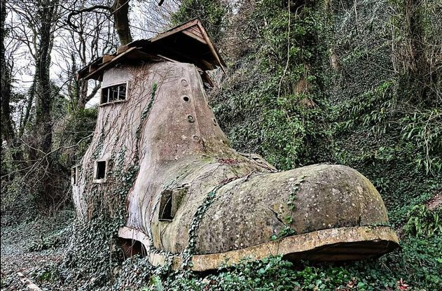 Você está visualizando atualmente MISTÉRIO: Casa em forma de sapato em floresta no Reino Unido