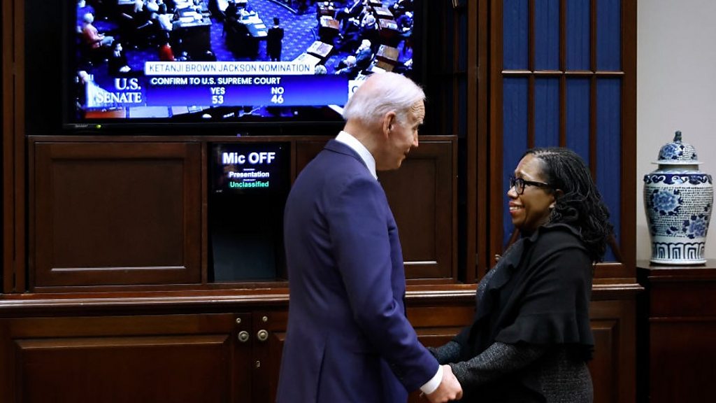 Você está visualizando atualmente EUA confirma Ketanji Brown Jackson como 1ª mulher negra na Corte
