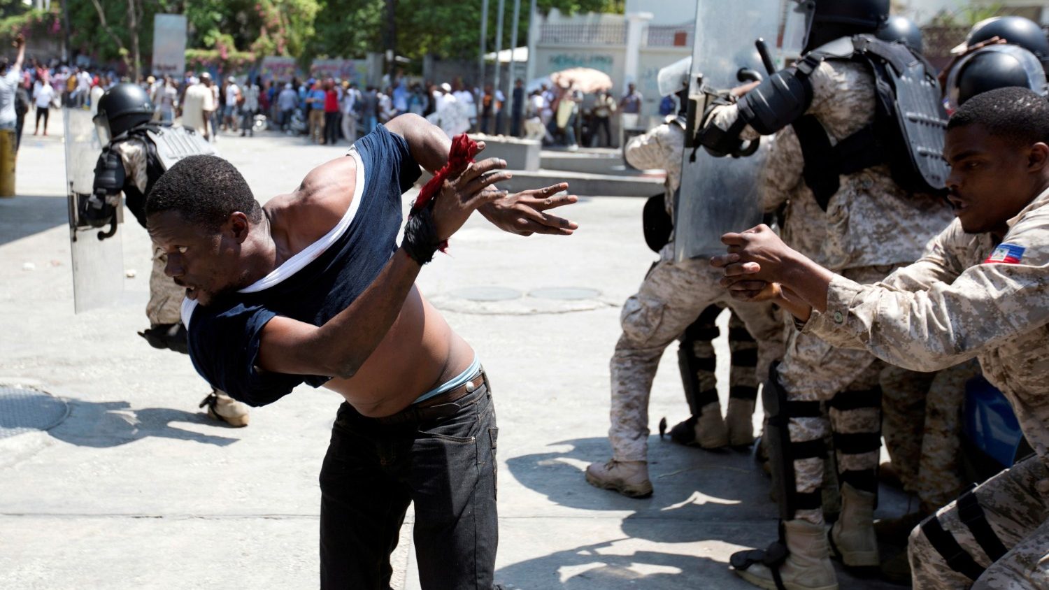Você está visualizando atualmente Haitianos sofrem com violência de gangues no país