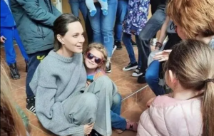 Leia mais sobre o artigo Angelina Jolie visita Lviv, na Ucrânia