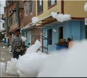Leia mais sobre o artigo Nuvens de espuma tóxica sobrevoam ruas na Colômbia