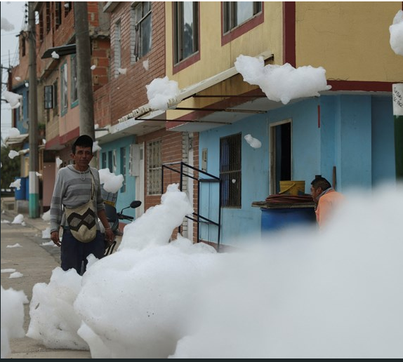 Você está visualizando atualmente Nuvens de espuma tóxica sobrevoam ruas na Colômbia
