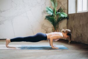 Leia mais sobre o artigo AQUECIDOS E FORTES: Como fazer yoga em casa, ficar com o corpo e mente tonificados