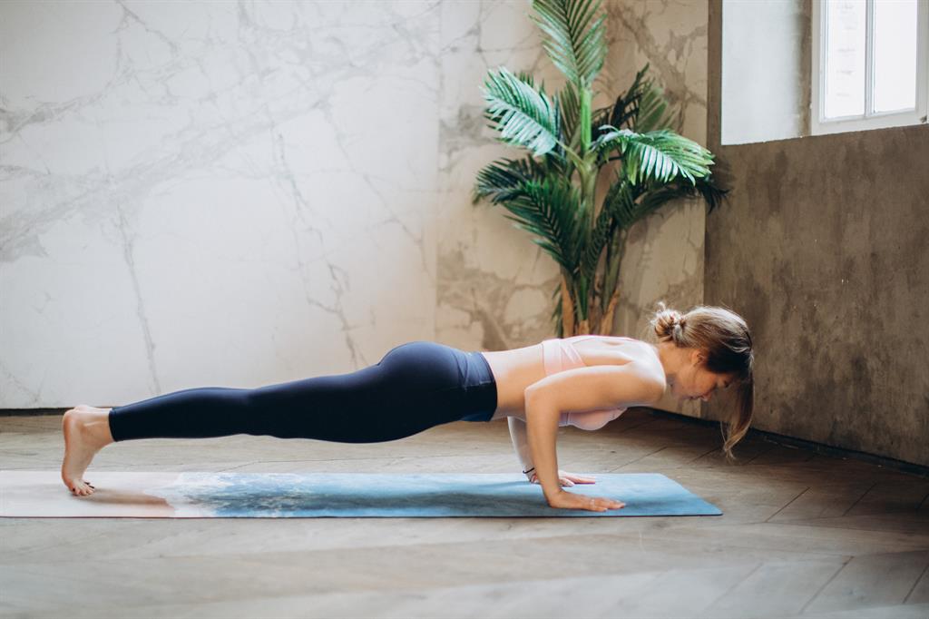 Você está visualizando atualmente AQUECIDOS E FORTES: Como fazer yoga em casa, ficar com o corpo e mente tonificados