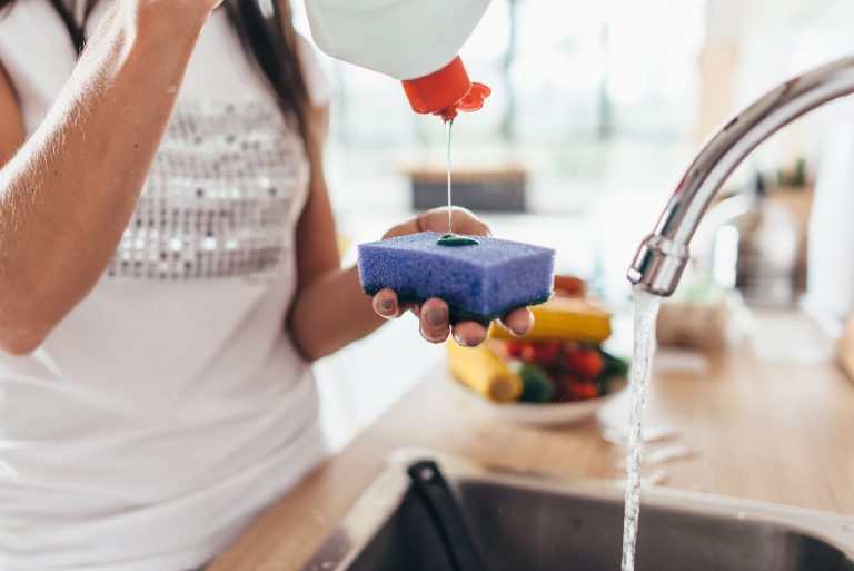 Você está visualizando atualmente Esponja de cozinha não é o jeito mais higiênico de lavar louça