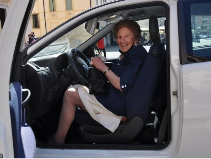 Você está visualizando atualmente ITÁLIA: Mulher de 100 anos renova carteira de motorista