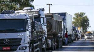 Read more about the article Por falta de diesel, transportadores da Argentina bloqueiam rodovias