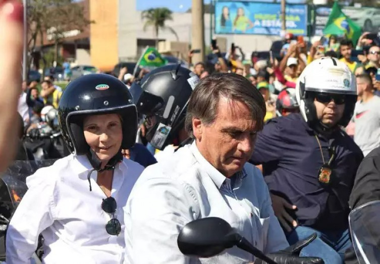 Você está visualizando atualmente Bolsonaro chega em Campo Grande para entregar moradias populares