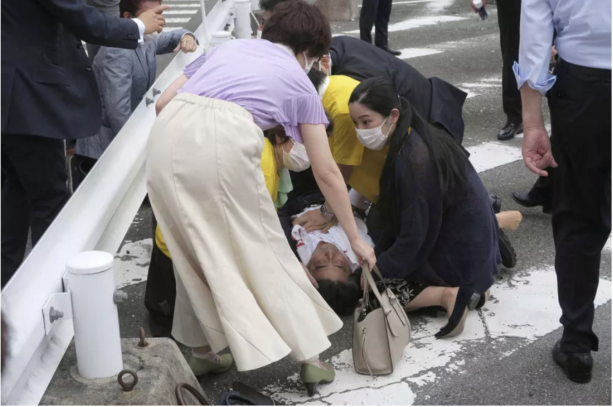 Você está visualizando atualmente Ex-premiê do Japão Shinzo Abe é baleado e morto em Nara