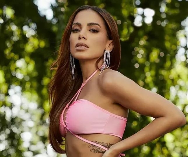 Você está visualizando atualmente AUTOLIMPEZA: Anitta lança perfume para região íntima; veja os riscos para saúde