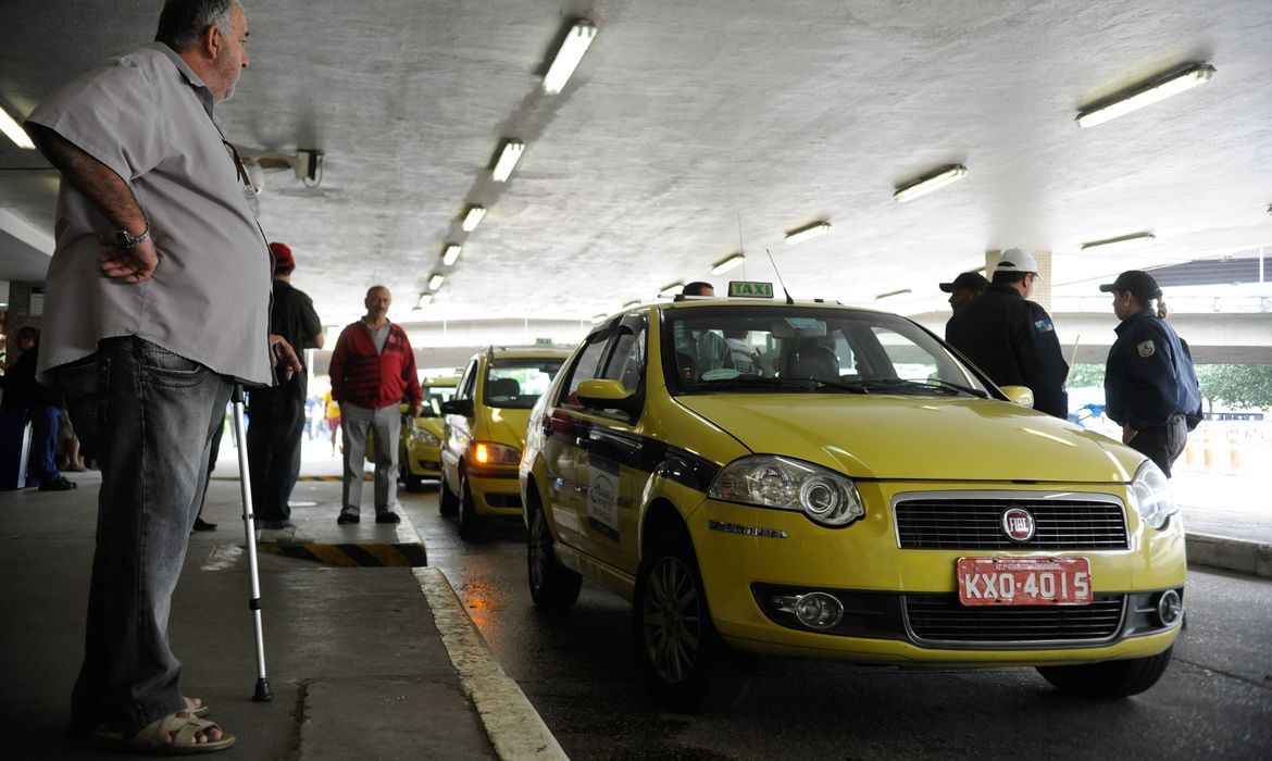 Você está visualizando atualmente Auxílio a taxistas pode ser pago aos que não são donos do alvará