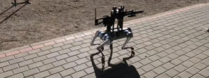 Leia mais sobre o artigo RÚSSIA-UCRÂNIA: Skynet? Vídeo mostra cão robô atirando com metralhadora