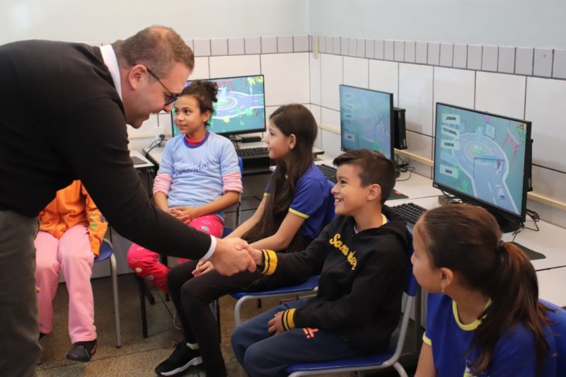 Você está visualizando atualmente Alan Guedes entrega 1.100 computadores nas Escolas Municipais