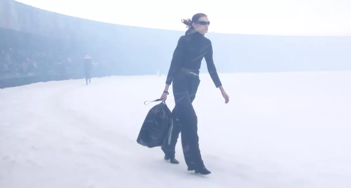Você está visualizando atualmente ESCÂNDALO FASHION: Balenciaga lança bolsa de luxo inspirada em sacos de lixo