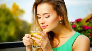 Leia mais sobre o artigo Hábito de tomar chá pode reduzir risco de morte, indica estudo