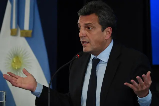 Você está visualizando atualmente Ministro argentino da economia enfrenta insatisfação generalizada