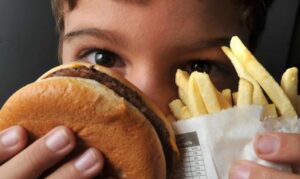 Leia mais sobre o artigo ATACA CÉREBRO: Pesquisa associa declínio cognitivo a alimentos ultraprocessados