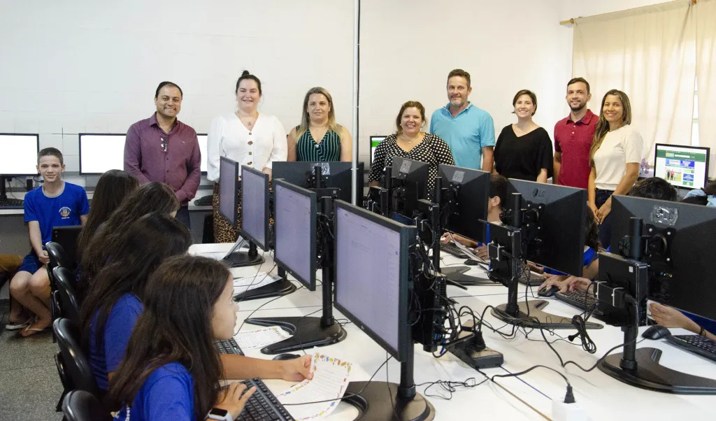 Você está visualizando atualmente Prefeitura de Naviraí entrega de 150 computadores nas escolas municipal