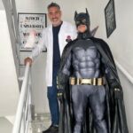 COISAS DO BRASIL: Vestidos de Batman, professores dão aula de inglês em hospitais