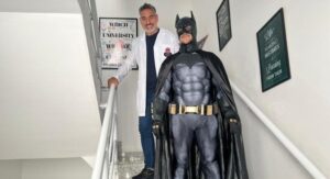 Leia mais sobre o artigo COISAS DO BRASIL: Vestidos de Batman, professores dão aula de inglês em hospitais