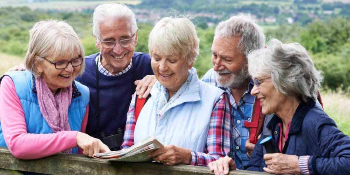 Você está visualizando atualmente Apesar de etarismo, idosos buscam aproveitar longevidade