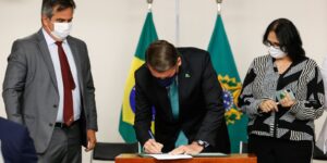 Leia mais sobre o artigo Bolsonaro sanciona a lei do Agosto Lilás, para proteção da mulher
