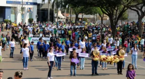 Leia mais sobre o artigo Desfile de 7 de Setembro é acompanhado por multidão em Naviraí