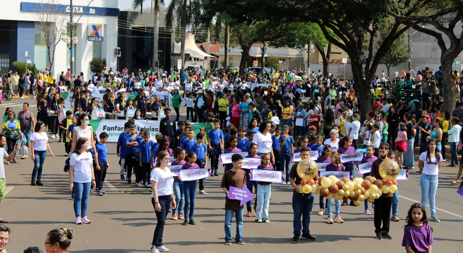 Você está visualizando atualmente Desfile de 7 de Setembro é acompanhado por multidão em Naviraí