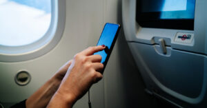 Leia mais sobre o artigo Saiba por que não pode usar celular no avião