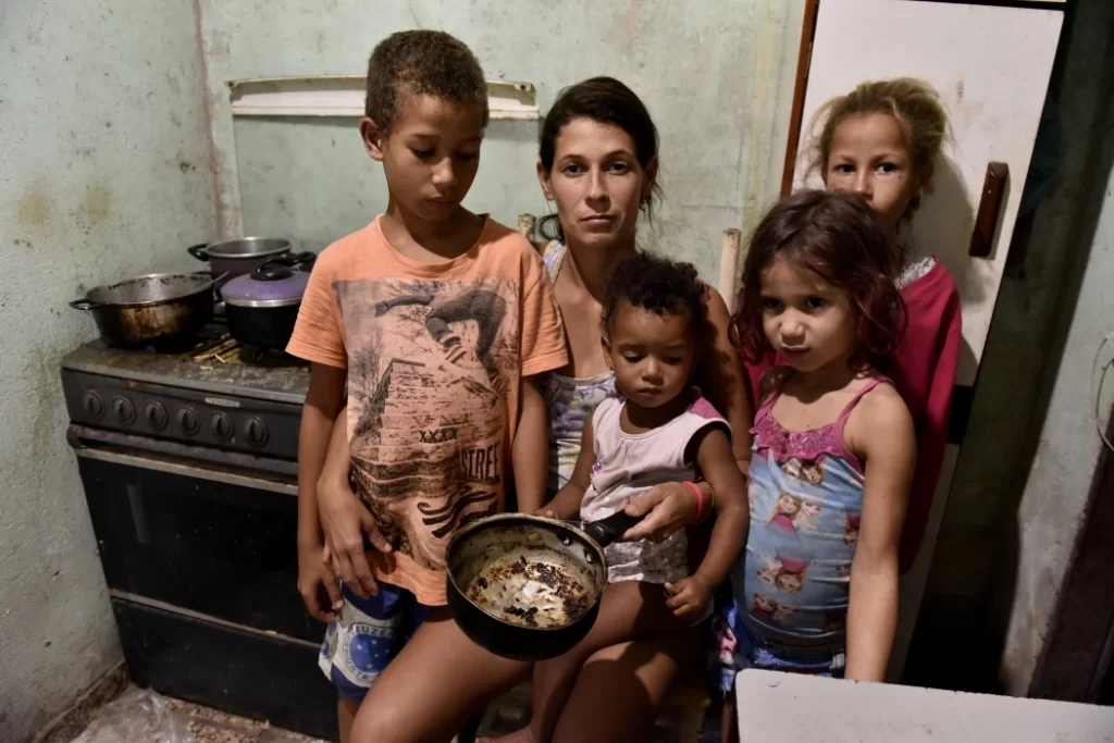 Você está visualizando atualmente Três entre 10 famílias brasileiras não conseguem comprar comida