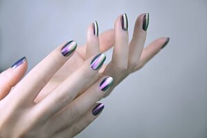 Leia mais sobre o artigo Unhas cromadas são a nail art do momento; confira lindos modelos