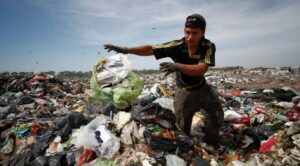 Leia mais sobre o artigo CRISE: Em meio à inflação de argentinos vasculham lixões para sobreviver
