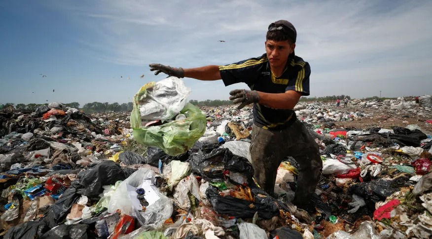 Você está visualizando atualmente CRISE: Em meio à inflação de argentinos vasculham lixões para sobreviver