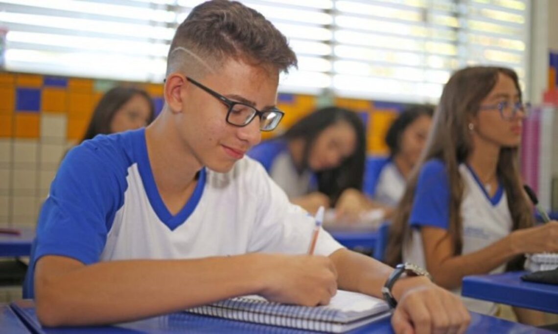 Auxilio estudante, conheça a bolsa de R$ 2.200 para bons alunos