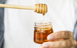 Leia mais sobre o artigo Cobiçado no exterior, mel de melato é pouco conhecido no Brasil