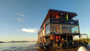 Leia mais sobre o artigo Hotel flutuante, como o turismo de luxo invadiu o Pantanal