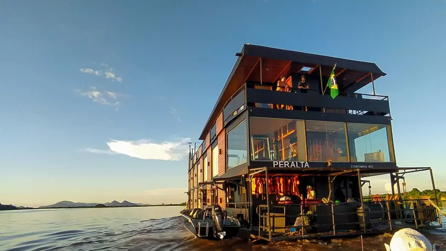 Você está visualizando atualmente Hotel flutuante, como o turismo de luxo invadiu o Pantanal