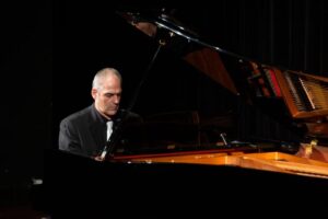 Leia mais sobre o artigo Pianista tcheco faz abertura de evento gratuito na UFMS, dia 24