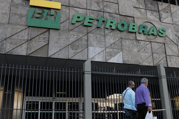 Você está visualizando atualmente Por que a Petrobras precisa elevar os preços dos combustíveis