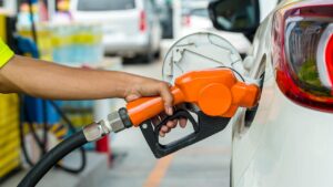 Leia mais sobre o artigo Preço da gasolina volta a subir nos postos; entenda motivos