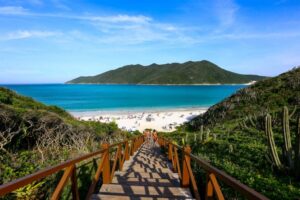 Leia mais sobre o artigo FIM DE ANO: 5 praias em 5 estados, conheça as praias mais bonitas do Brasil