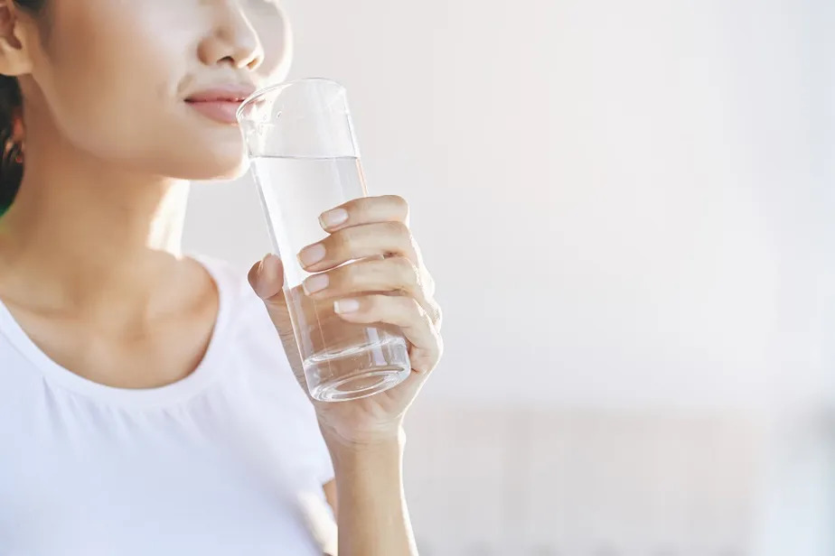 Você está visualizando atualmente Beber dois litros de água por dia é excessivo, diz estudo