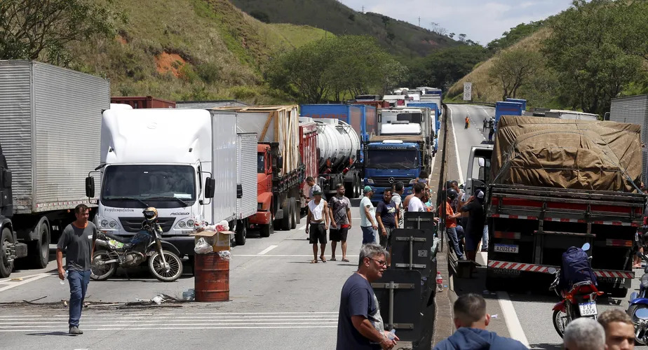 Você está visualizando atualmente JUSTIÇA PROIBIU: Caminhoneiros interditam rodovias em 20 estados