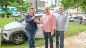 Leia mais sobre o artigo CAMPO GRANDE: Prefeita entrega carro e R$ 70 mil de nota premiada