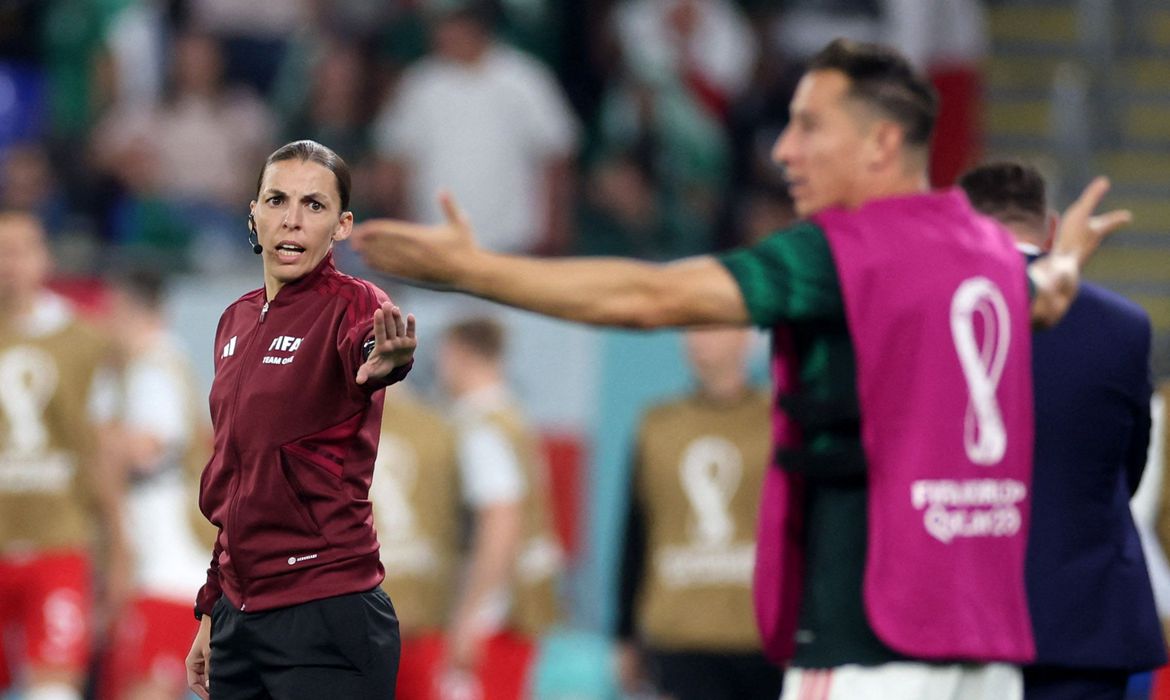 francesa-se-torna-1a-mulher-a-arbitrar-partida-em-92-anos-de-copa