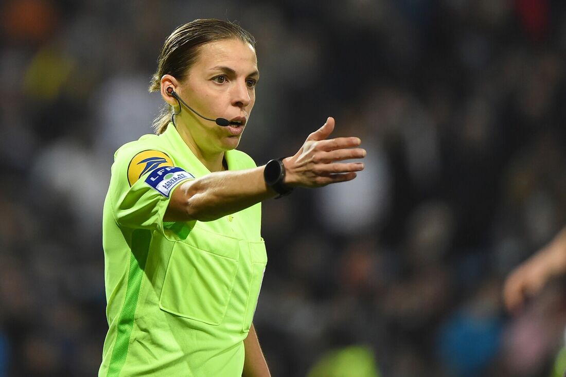 Você está visualizando atualmente UM FEITO: Francesa se torna 1ª mulher a arbitrar partida em 92 anos de Copa