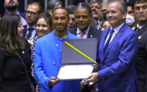 Leia mais sobre o artigo Lewis Hamilton recebe título de cidadão honorário do Brasil