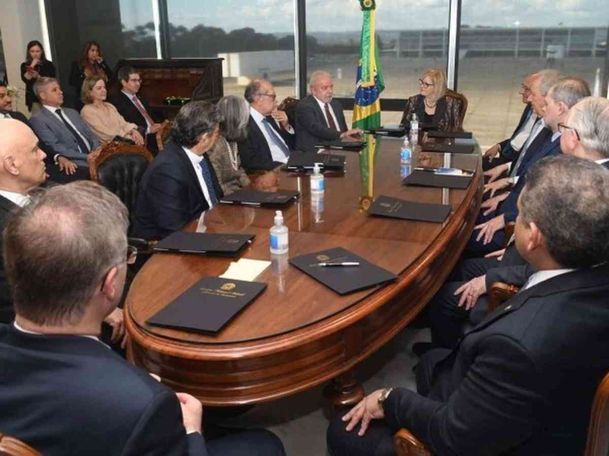 Você está visualizando atualmente Lula discute com equipe técnica nomes para indicações